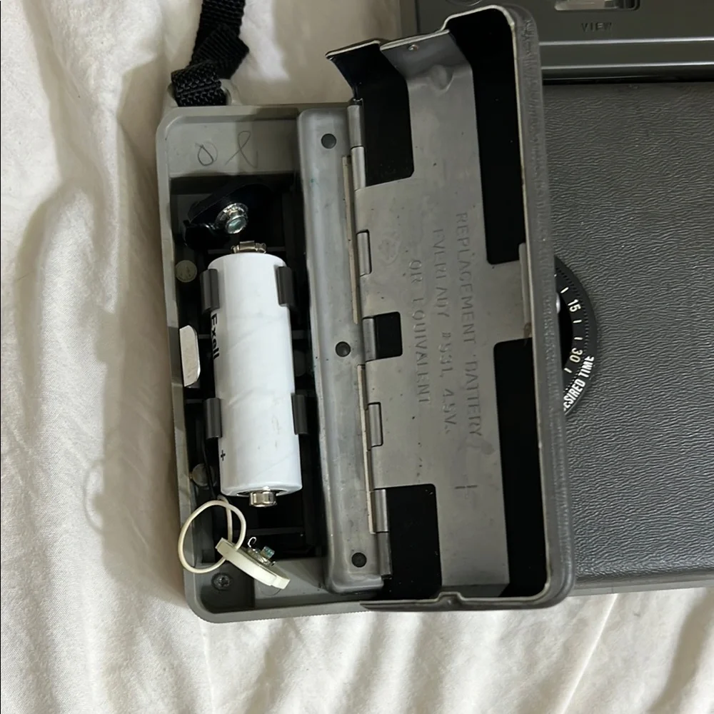 Polaroid Automatic 340 Land Camera - Black and Silver - Picture 4 of 7
